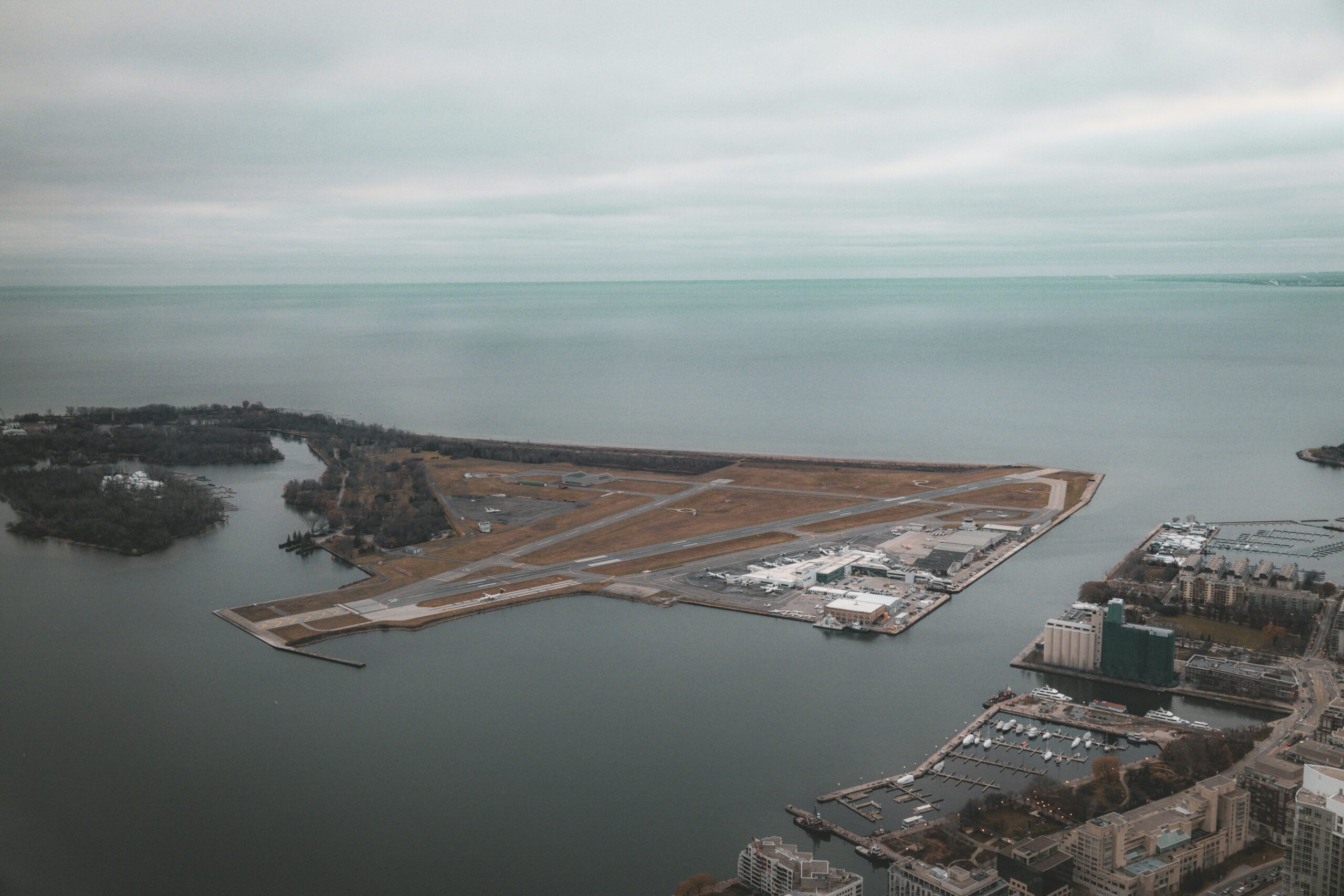 Toronto skyline airport