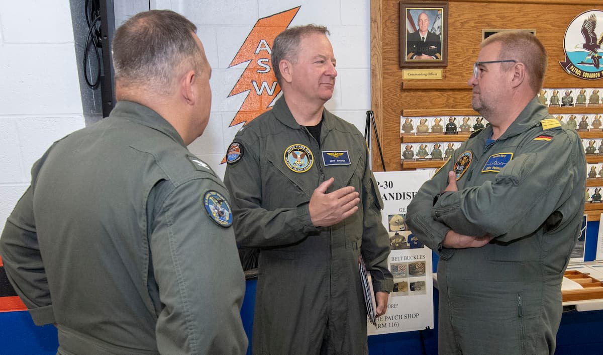 A German Navy commander speaks with a U.S. rear admiral at Patrol Squadron 30 headquarters